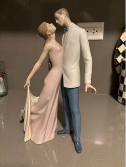 Lladro Couple HAPPY ANNIVERSARY #6475