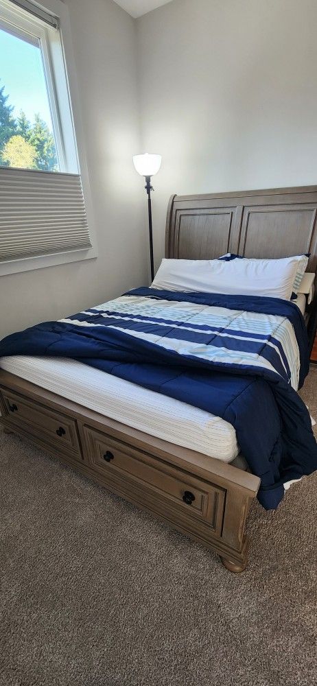 Full size Sleigh Bed w/ drawers