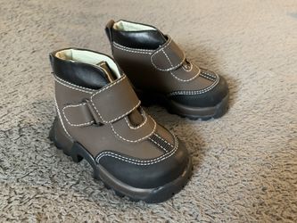 The Children Place shoes. Size 5. New