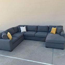 FREE DELIVERY- Beautiful Grey Sectional Couch !