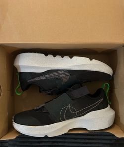 New Nike shoes size 5