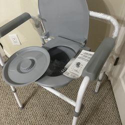 Medline Cómoda plegable 3 en 1 gris oscuro con asiento alargado, tratado con microban, portátil, ajustable, duradero, ideal para pacientes médicos