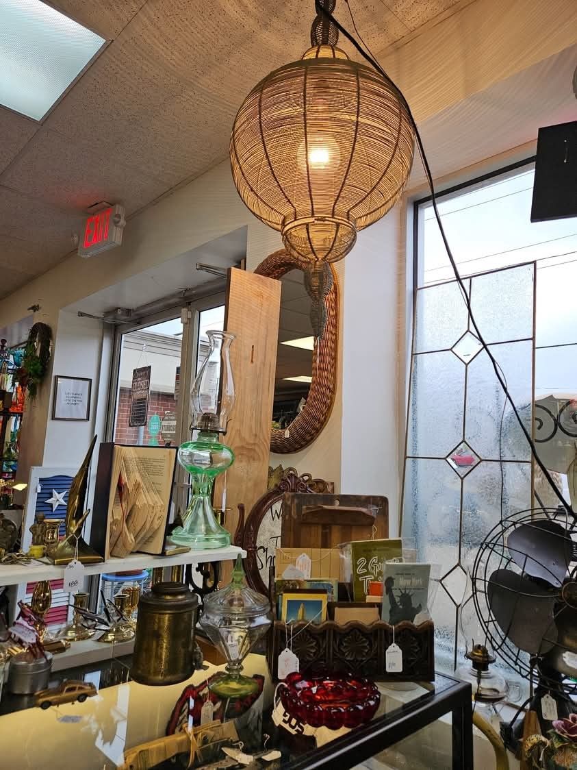 Antiques, Furniture, Jewelry, Pyrex, Photos, Watches,