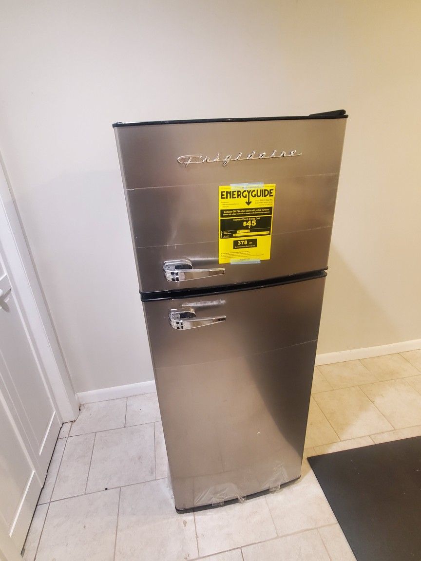 Frigidaire EFR751 Top Freezer Refrigerator 7.5 Cu Ft