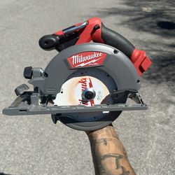 Milwaukee M18 Fuel 6 1/2 Circular saw ( Tool Only) 