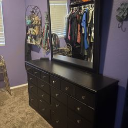 Dresser With Mirror 