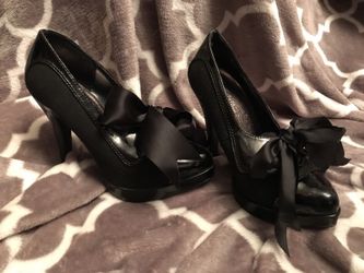 Super sexy black heels with bow! Size 6
