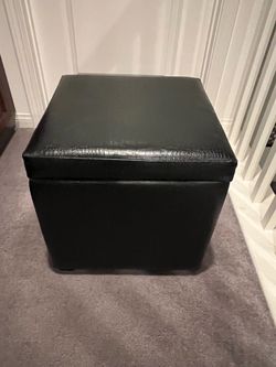 Black Leather Storage Ottoman / Seat – $35- Banco de almacenamiento de cuero negro / asiento