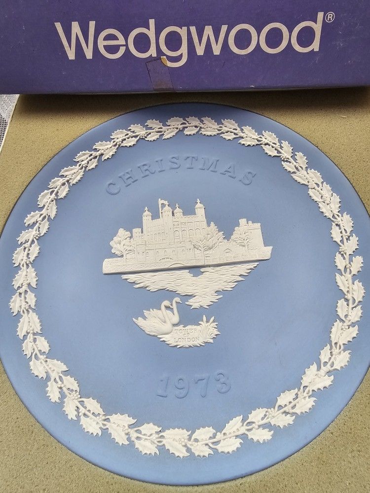 $25.00 - 1973 Christmas WEDGWOOD, ENGLAND Collectible Plate! "Tower Of London" Design/Retired/Like New Condition!
