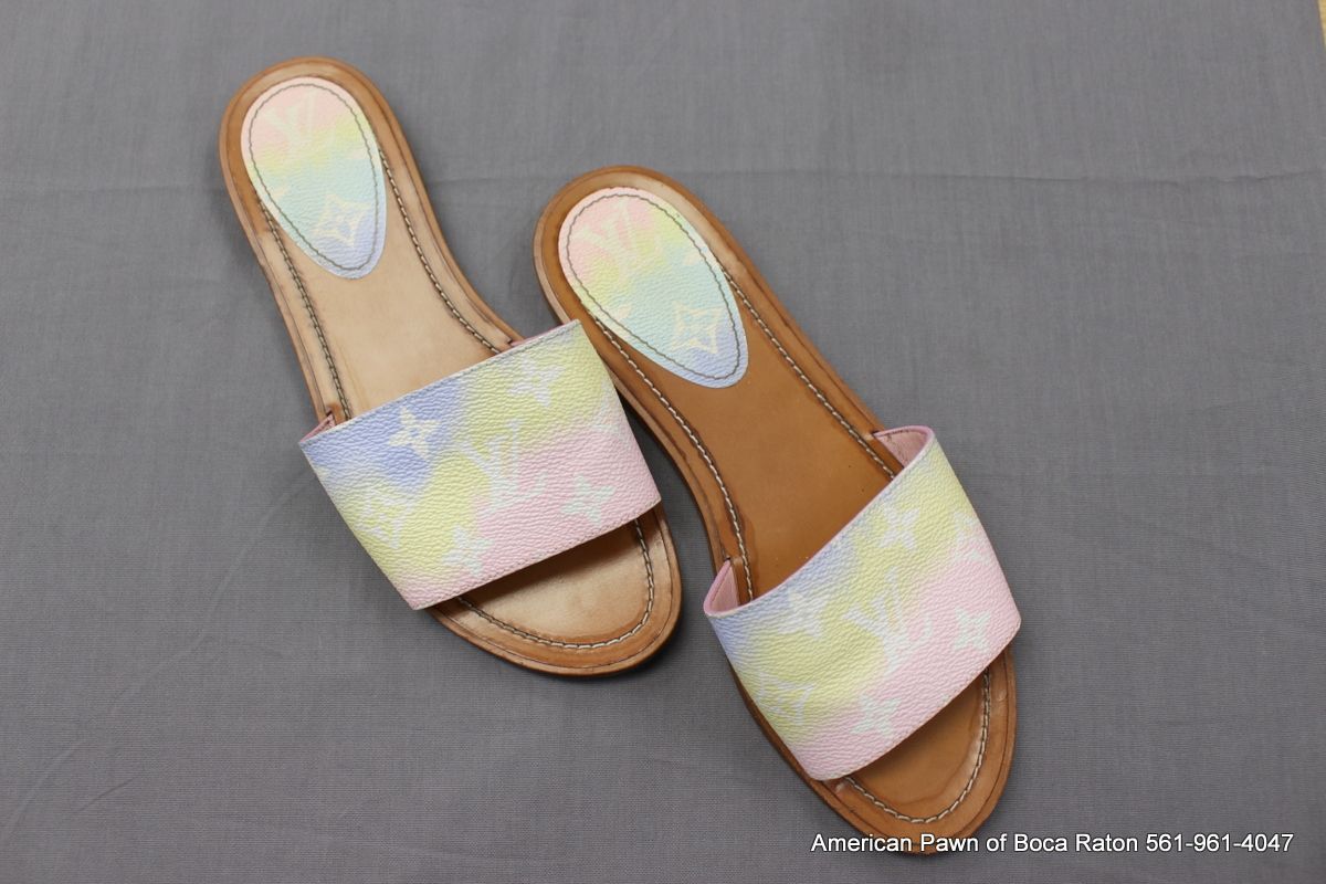 Louis Vuitton Escale Lock It pink Monogram Slides Mule Flats size 38