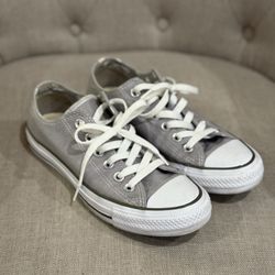 (Like New) Gray Converse Chuck Taylor Low (Sz 7 Women’s)