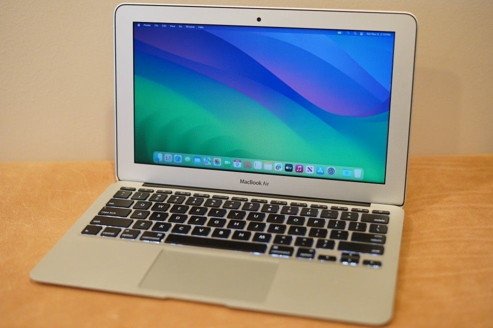 YEAR END SALE Apple MacBook Air 11” laptop Core i5 4GB Ram