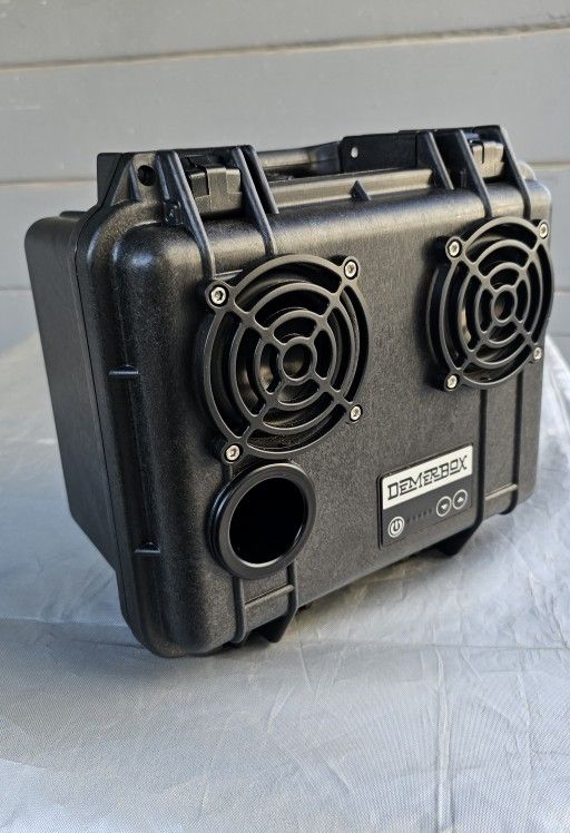 Pelican Products 1300 Case - Demerbox, 2 Speaker, Awesome Sound, Black, Good Condition