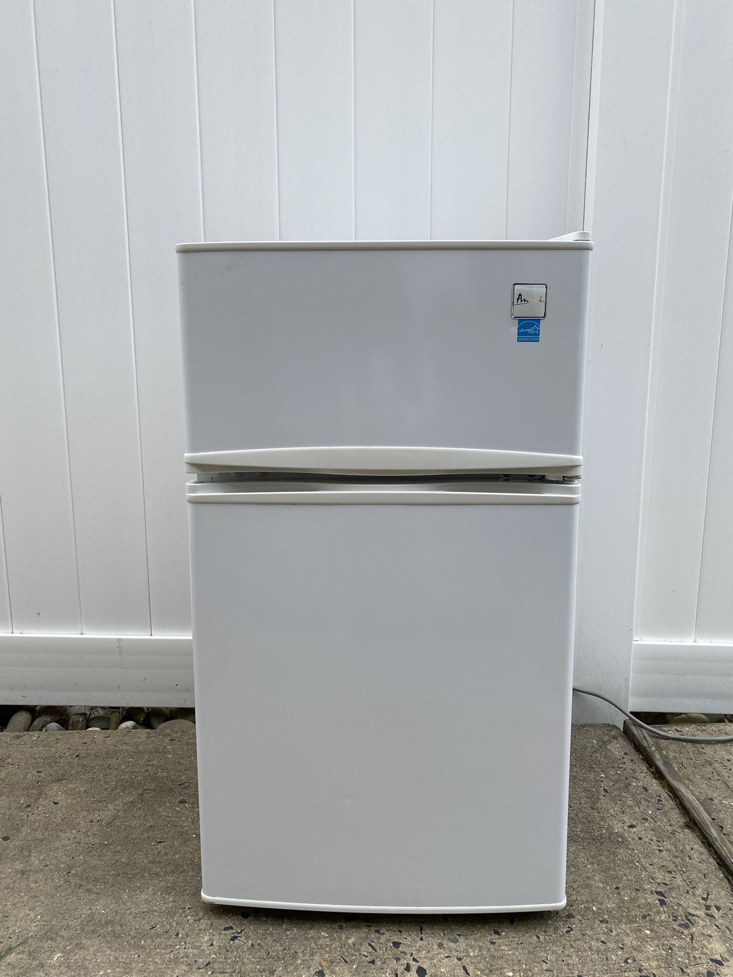 Refrigerator/Freezer 3.1 cu. ft. Avanti RA3106WT