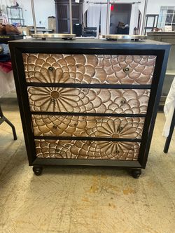 Table/ Cabinet / en table