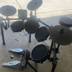 Alesis  nitro Electric Drum set 