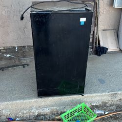 Avanti - Compact Refrigerator, Mini-Fridge, in - Black