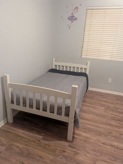 White Wood Twin Bed (no mattress)