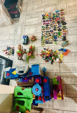 HUGE Imaginext Lot Of 95 Figures, 6 Playsets PLUS More