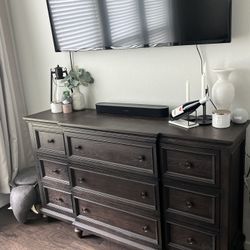 2 Night stands and dresser