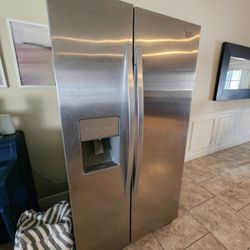 Whirlpool Refrigerator XXL 28 Cubic feet