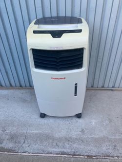 Portable evaporative air cooler