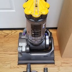 NEW cond DYSON ANIMAL VACUUM  , WITH ATTACHMENTS  , AMAZING SUCTION  , WORKS EXCELLENT  , IN THE BOX 