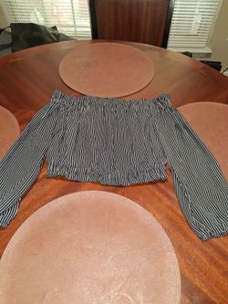 Nice blouse off shoulder crop blouse size L in good condition