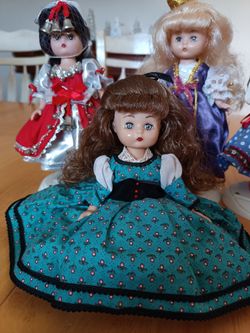 Effanbee dolls vintage 1990s, lot of 6 used condition

All dolls are in used condition, kept on display until stored
Includes 5 stands

From left to r