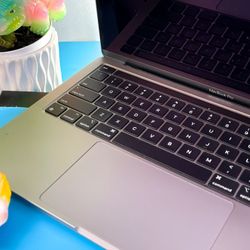 MacBook Pro 13" M1 Chip 3.2GHZ 8 CPU/8 GPU 8GB 256GB SSD MYDA2 A2338 2020