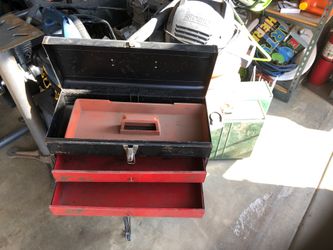 Old tool box craftsman 21”x10-1/2” high and 9”to the back 30 dls I speak Spanish