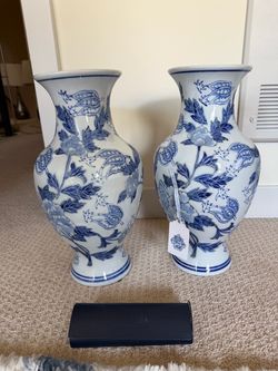 2 blue and white ceramic vases