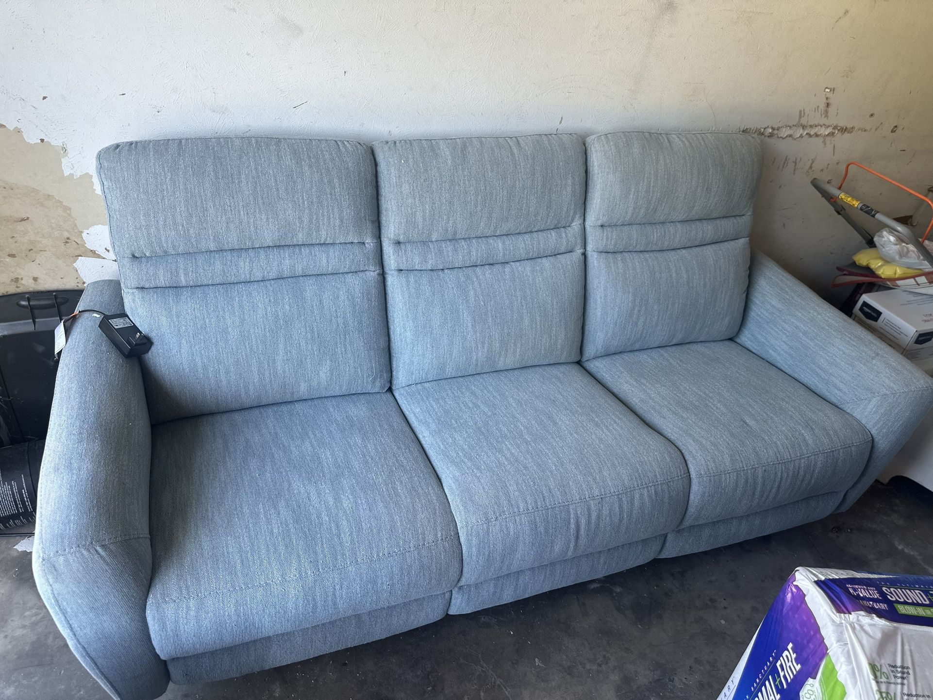 Electric reclining couch sofa in great condition + USB charging