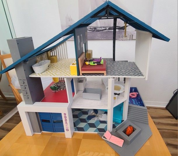 F.A.O. Schwarz Child's Family Mansion Luxury Doll house, 30''