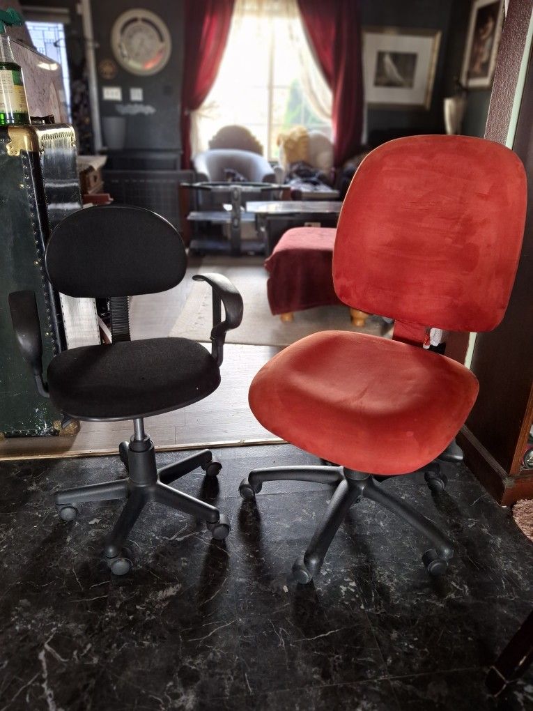 2 Rolling Chairs
