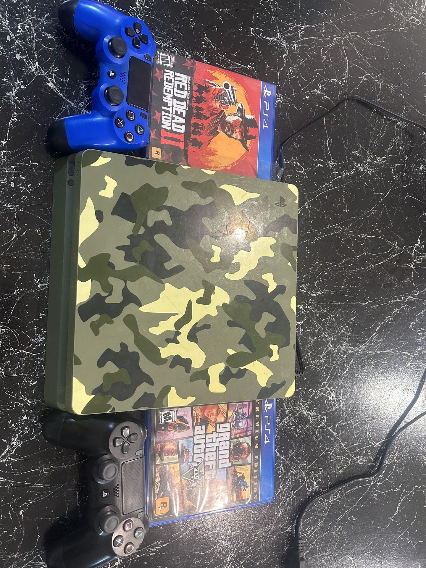 PlayStation 4 Slim Camouflage Edition + 2 Controllers + 2 Games (GTA V & Red Dead 2)