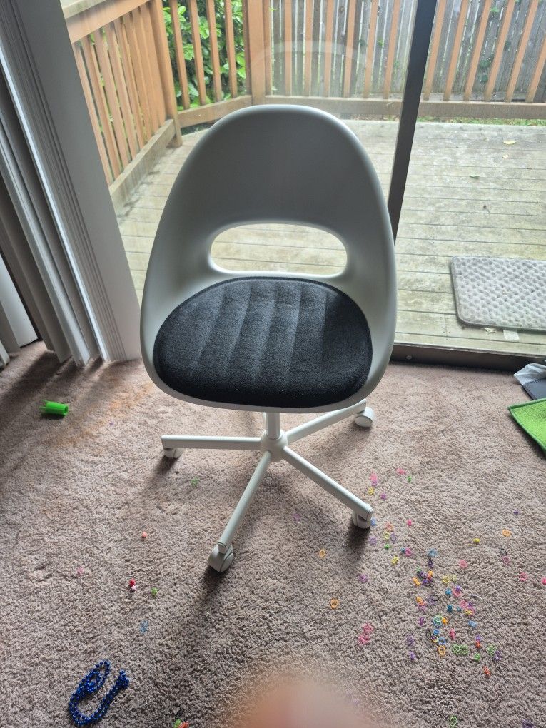 White Swivel Chair With Pad
