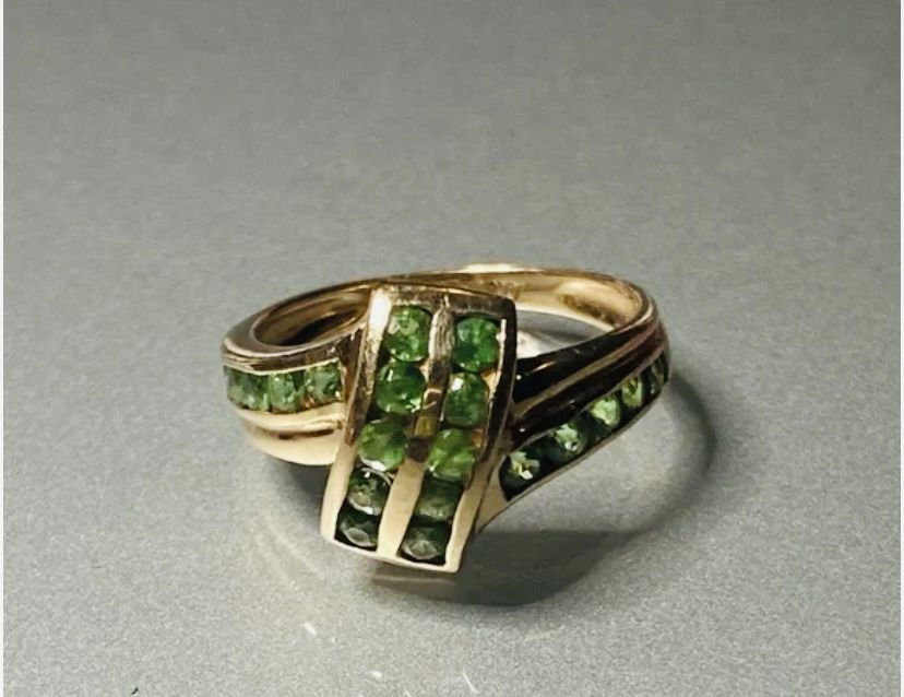 10K Peridot Ring