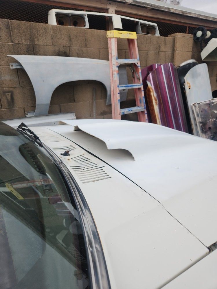 1987 Mazda B2000 Hood With Scoop.