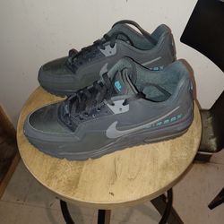 Airmax Size 8.5 Basketball Shoes by Nike