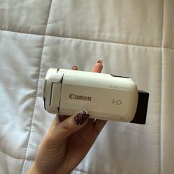 Canon VIXIA HF R600 HD CMOS 32X Optical Zoom Digital White Camcorder W/ Battery