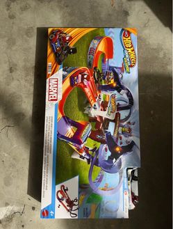 Hot Wheels Racerverse Marvel Spider-Man Speedway Set