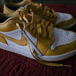 Jordan 1s low pollen/white