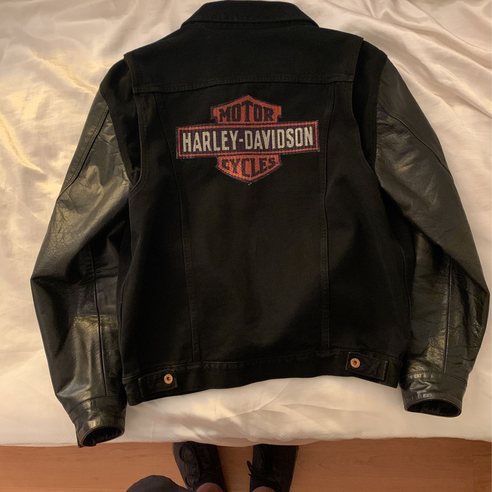 Harley-Davidson Men’s Logo Leather Sleeves Denim Jean Jacket, Black 99183-19VM