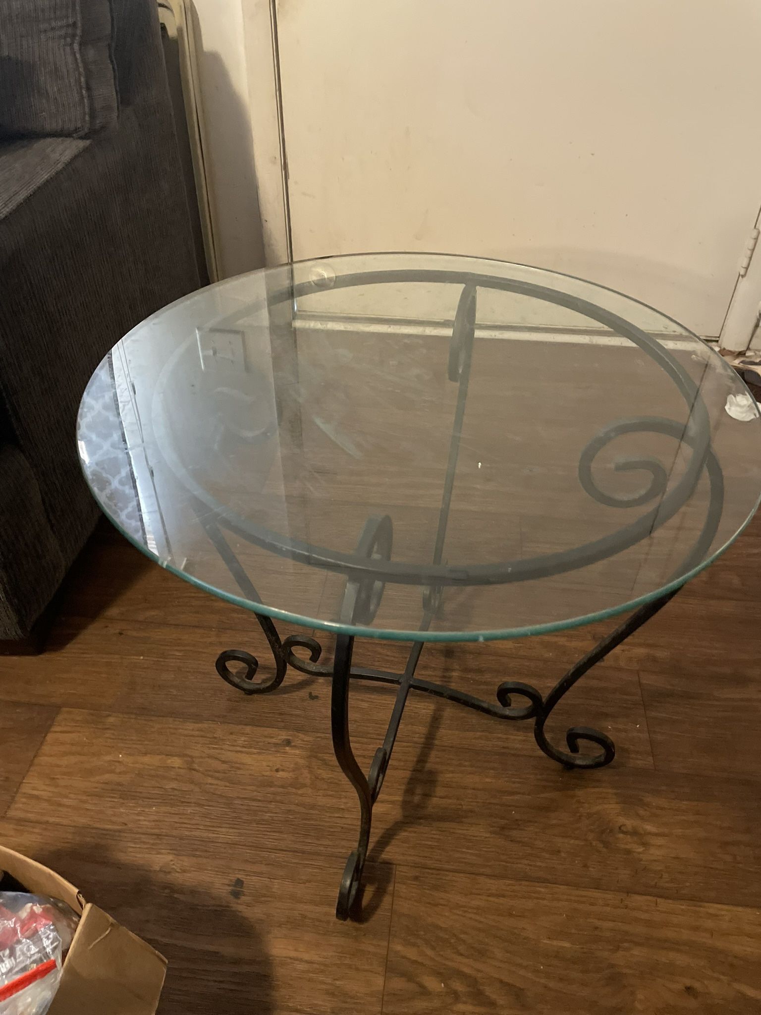 End Table With Glass Top An Good Condition