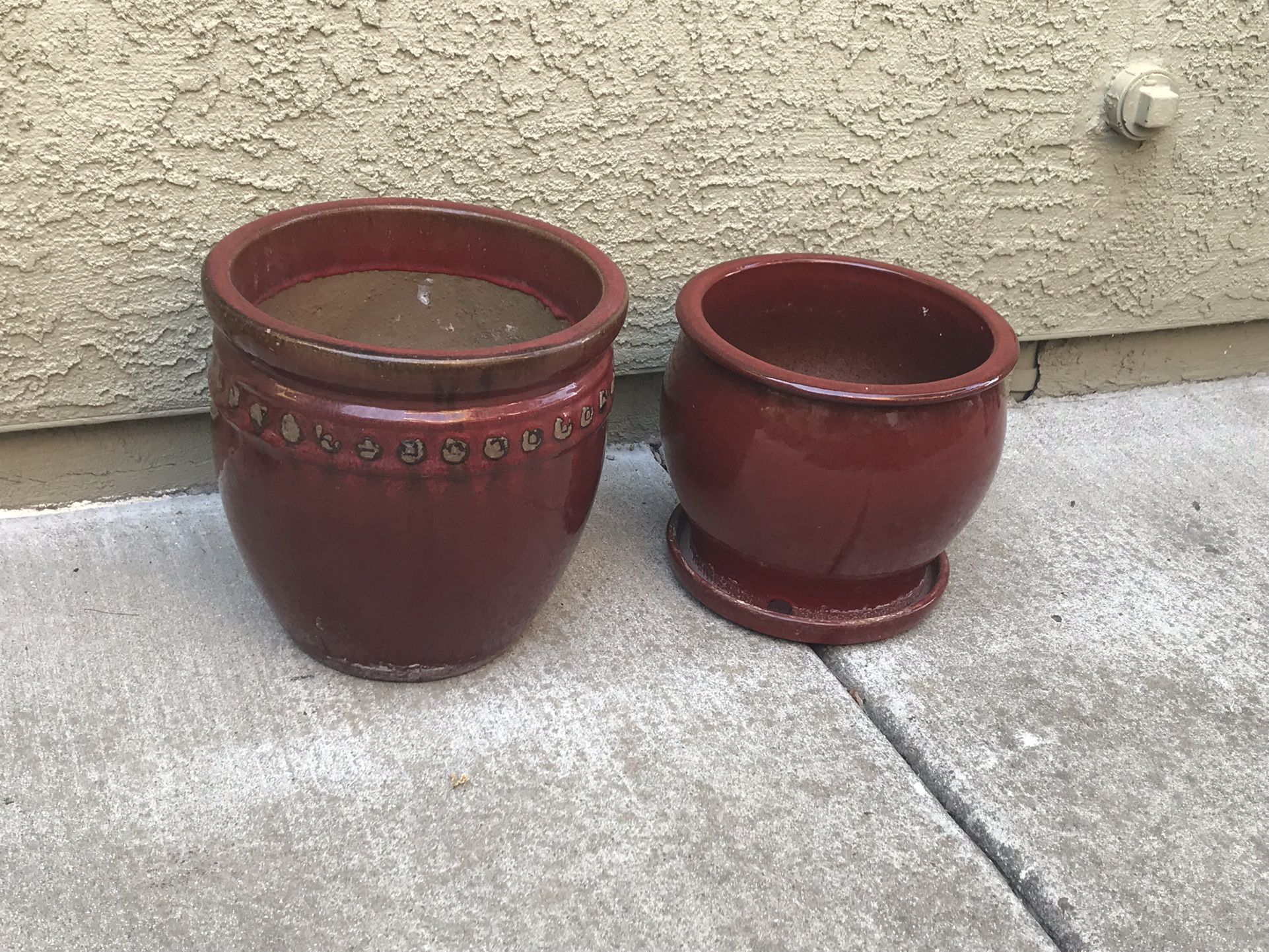 2 pretty red garden pots