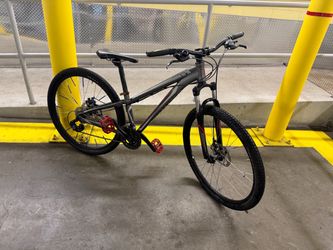 SPECIALIZED mountain bike 26” wheels great condition everything works bicycle disc brakes
