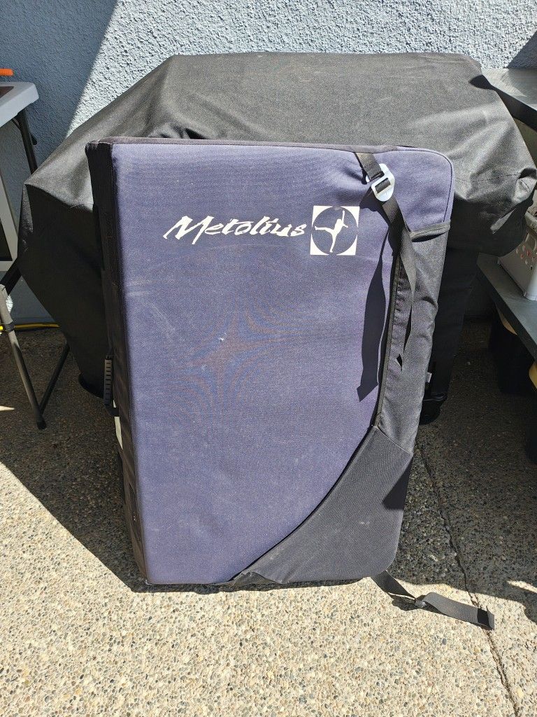 Metolius Session II Crash Pad - 36x48 Inch Bouldering Crash Pad With Padded Straps, Drag Handles, & Shoe Brush - View #7