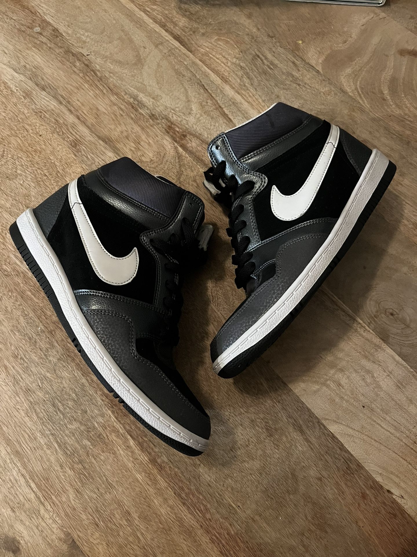 Womens NIKE AIR FORCE SKY HIGH Wedge BLACK White 629746 015 U.S SIZE 10 Pre own No box Great condition