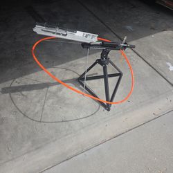 Clay pigeon launcher